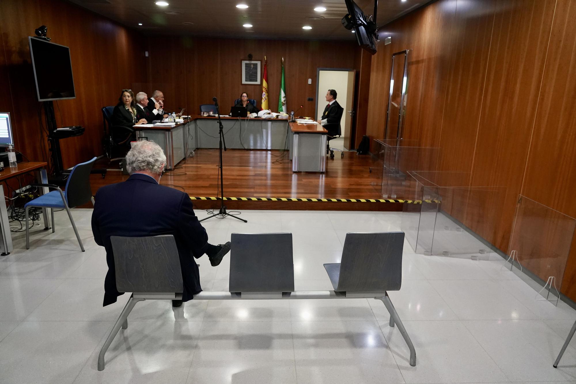 Fernando Francés, en el banquillo de los acusados, en el juicio por los mosaicos de 'Invader' en Málaga