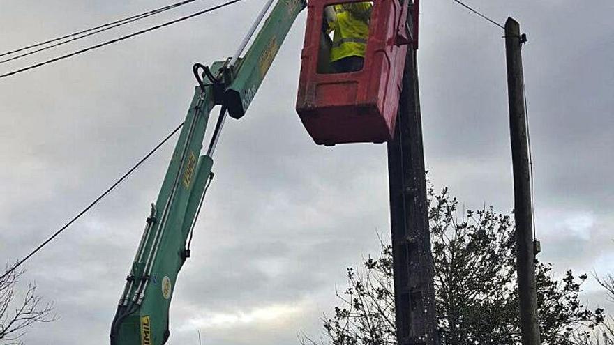 Un operario, renovando alumbrado público en un lugar de Cerdedo.