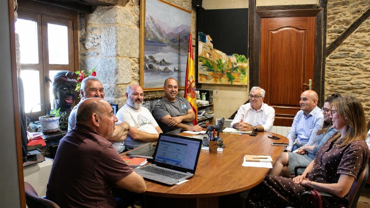 Reunión de trabajo en el Ayuntamiento de Puebla de Sanabria previa a la presentación del proyecto APISForesta de la Universidad de León.