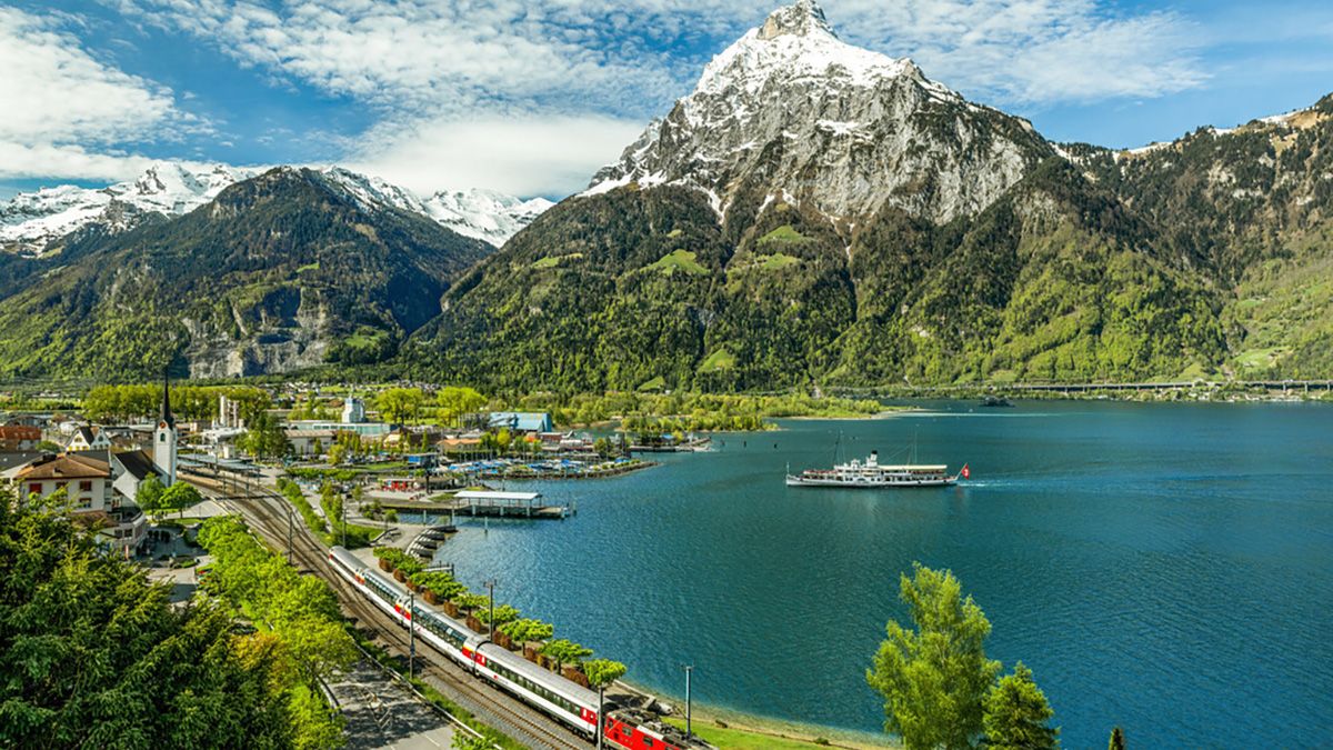 Tren y barco comparten protagonismo en las orillas del Lago de los Cuatro Cantones, una de las conexiones más escénicas incluidas en el Swiss Travel Pass.