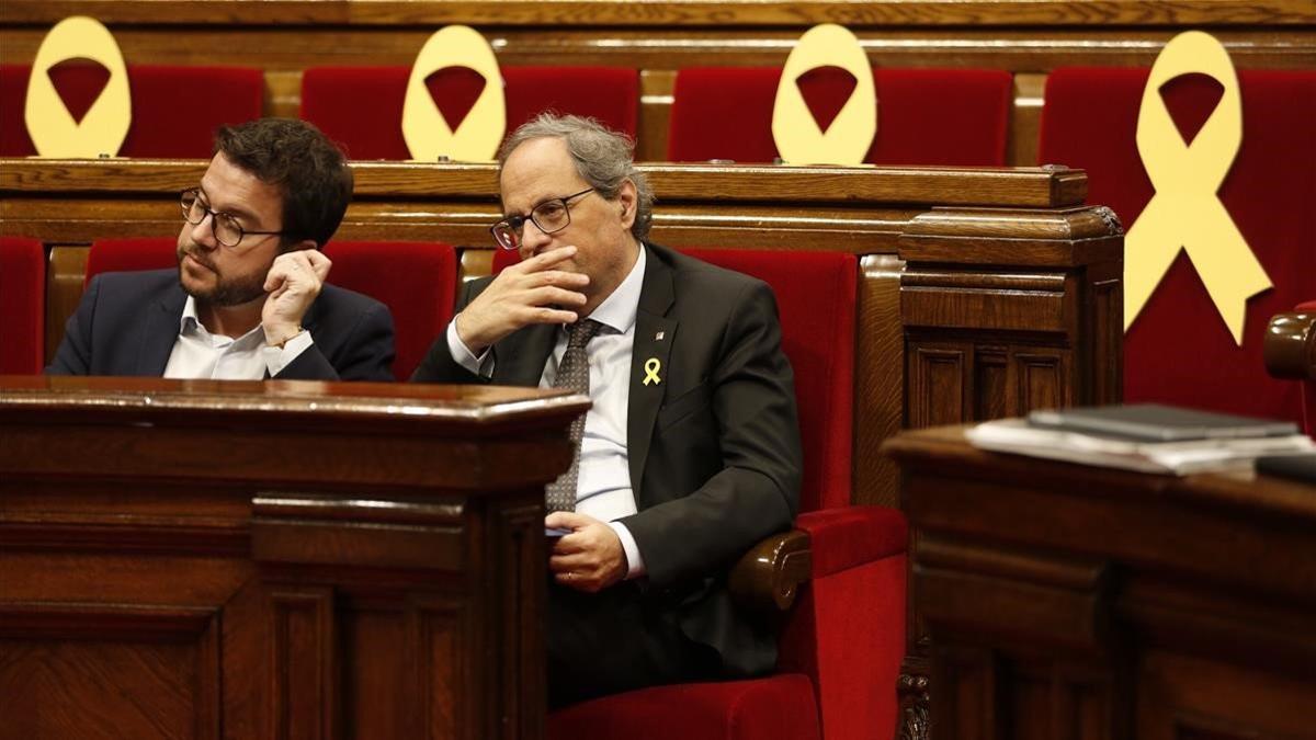 Quim Torra, 'president' de la Generalitat, y Pere Aragonés, vicepresidente, en el Parlament.