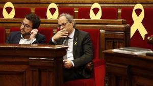 El vicepresidente de la Generalitat, Pere Aragonès (ERC), y el ’president’, Quim Torra, en el Parlament.