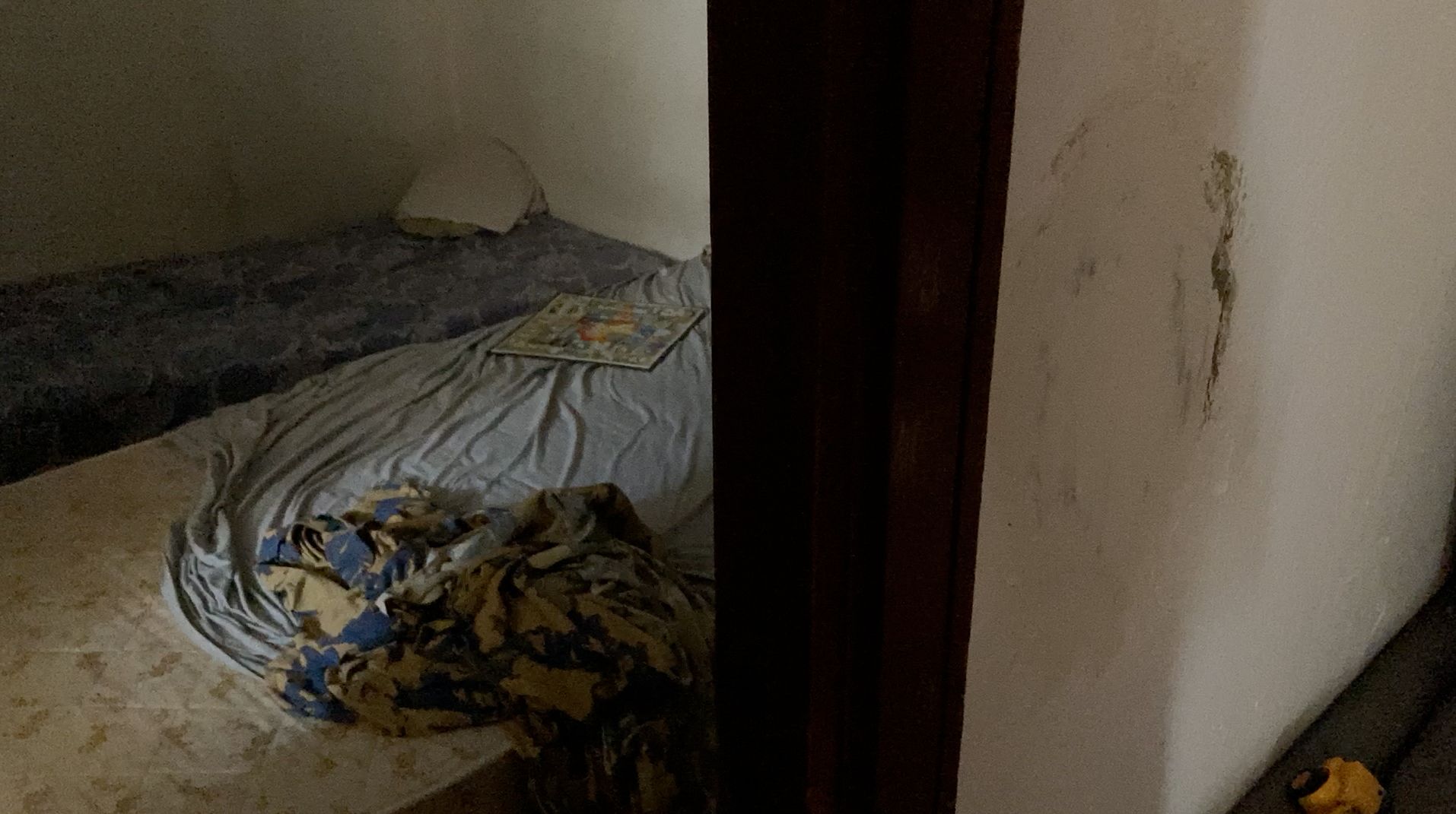 Desahucio de varias familias con niños que vivían en un edificio okupado en Palma