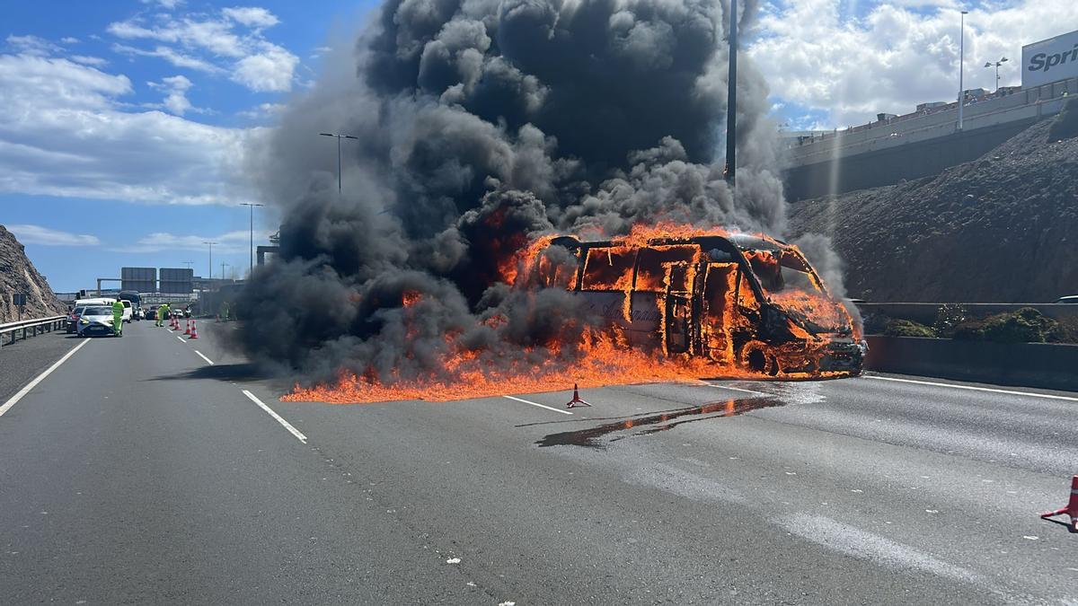 Arde una guagua en la GC-1 dirección Las Palmas de Gran Canaria