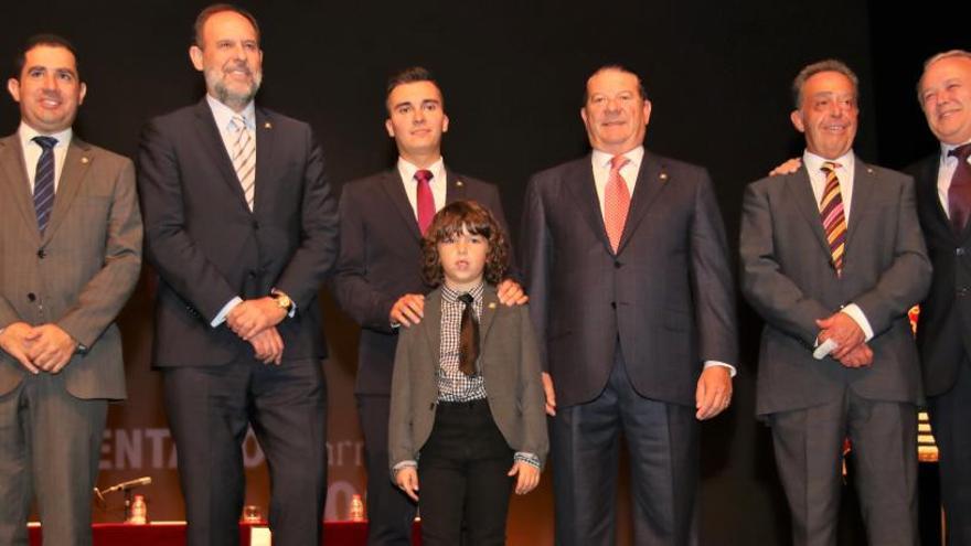 Los capitanes y alféreces y el Sant Jordiet posan al final del acto junto al alcalde y el presidente del Casal