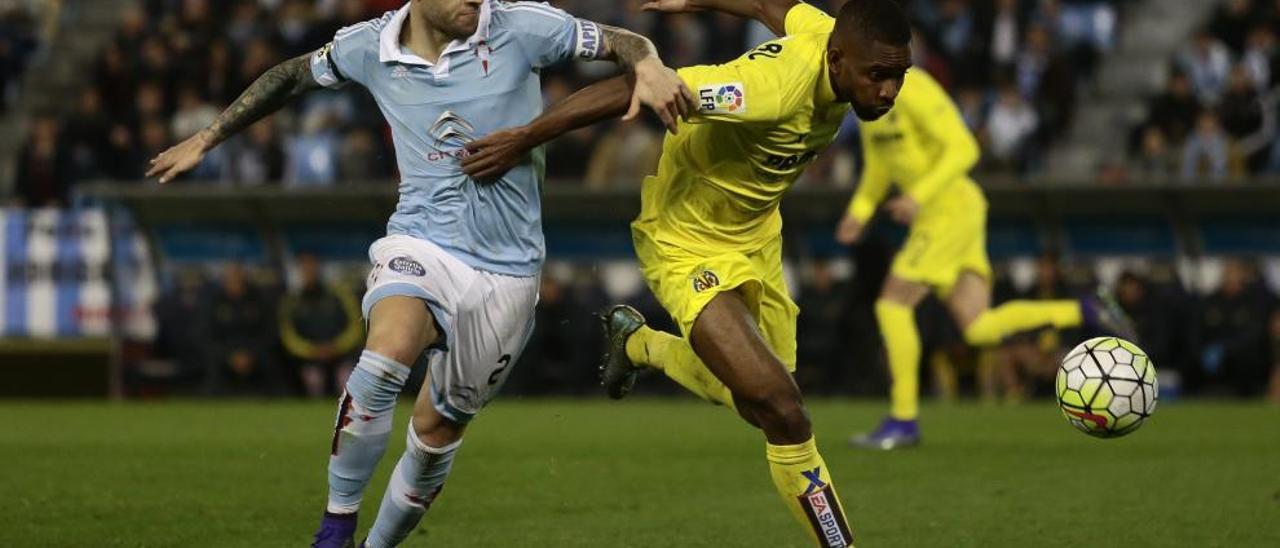 Mallo pelea por un balón con el futbolista del Villarreal Bakambú. // Adrián Irago