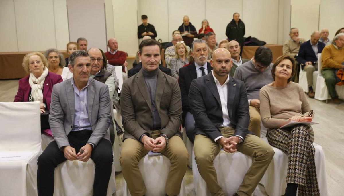 Por la izquierda, los concejales  Jorge Pañeda, Jorge González-Palacios y Jesús Martínez Salvador y la alcaldesa Carmen Moriyón, entre el público.