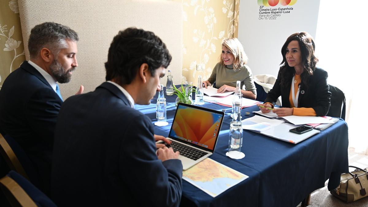 Raquel Sánchez Jiménez e Isabel Pardo de Vera, durante su reunión con Pedro Nuno Santos en la Cumbre Ibérica de Viana