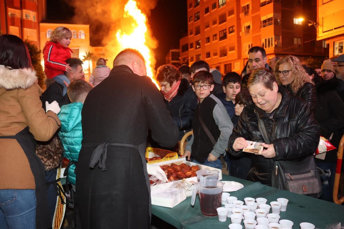 El reparto de buñuelos y moscatel es toda una tradición en el barrio del Tosalet.