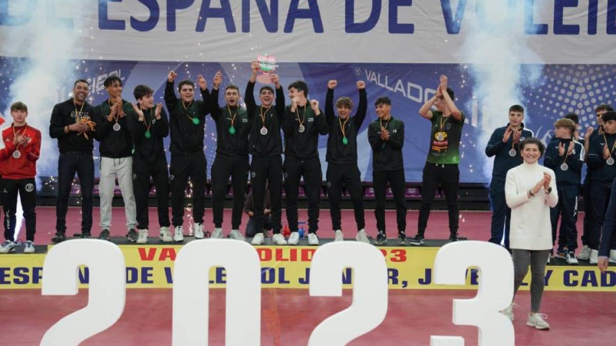 El CV Arenys aixecant la copa que els acredita com a campions de la Copa Espanya en categoria júnior masculí