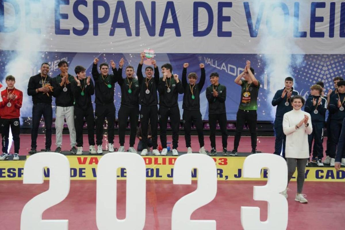 El CV Arenys aixecant la copa que els acredita com a campions de la Copa Espanya en categoria júnior masculí