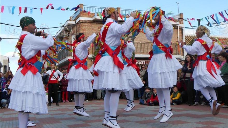 La danza de los locos de Fuente Carreteros, una tradición viva en los niños