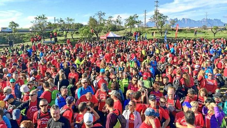 Imatge dels participants, aplegats ahir a la sortida de la caminada