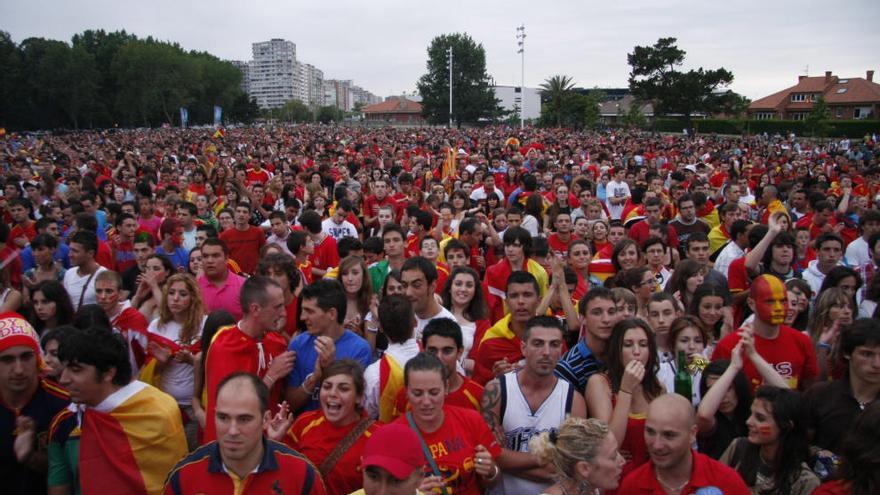 Aficionados de la selección española en una &quot;fan zone&quot; habilitada durante el Mundial de Sudáfrica.