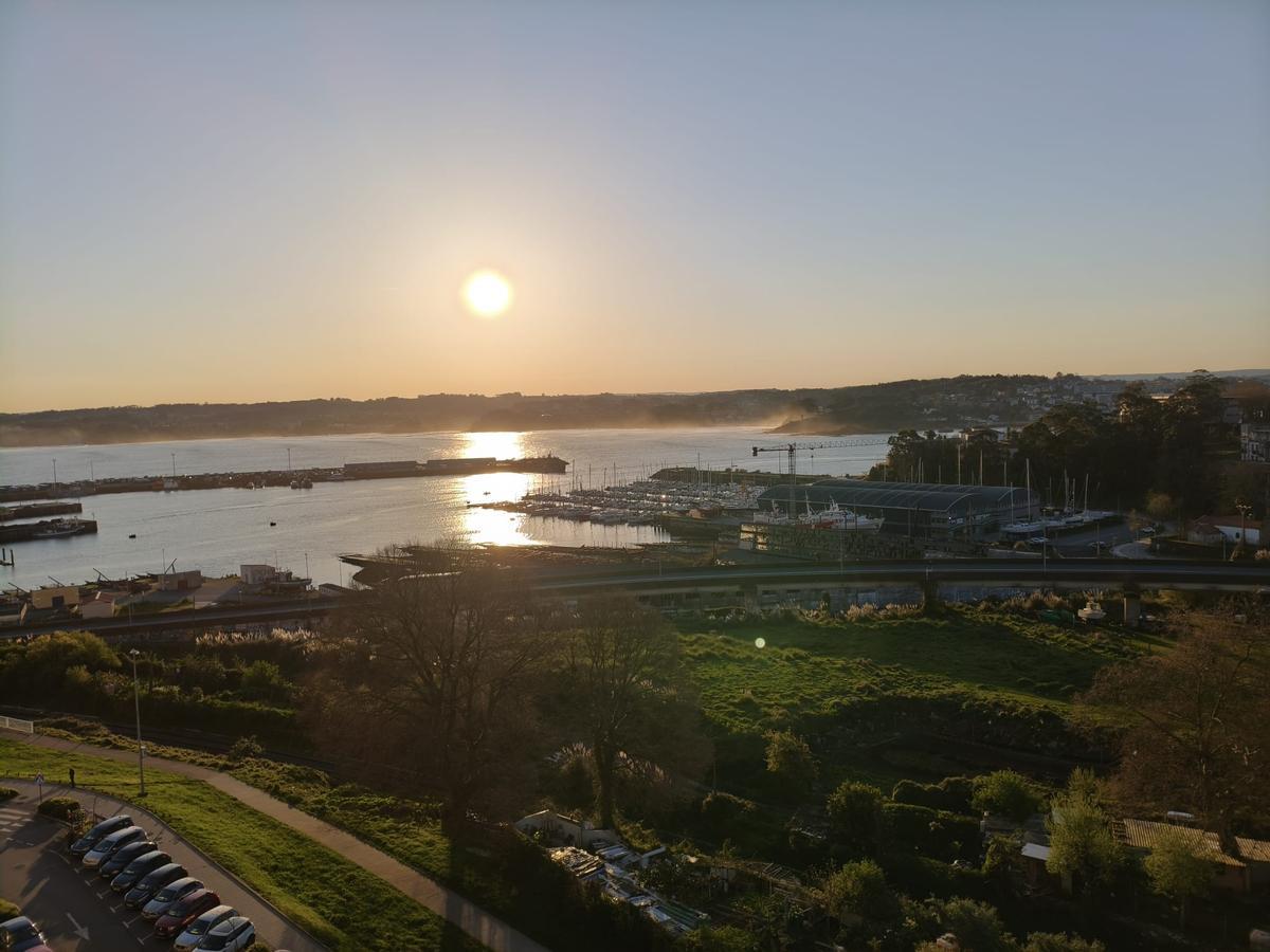 Vista de la ría de A Coruña durante las primeras horas de sol de este martes 17 de marzo de 2026.