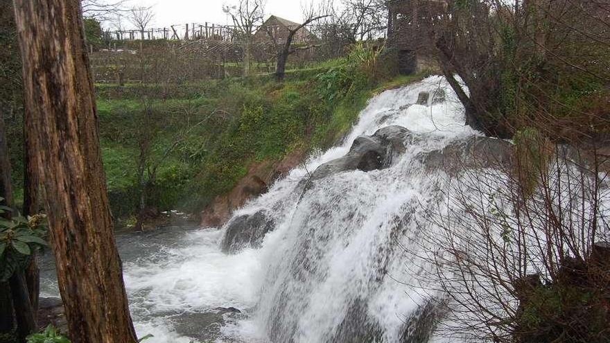 La cascada del río Alvedosa, en la que se instalará una pasarela de madera para facilitar su visita.