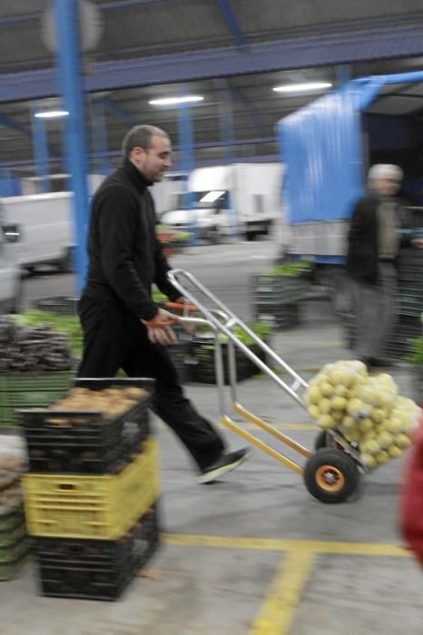 Auf dem Großmarkt wird mit Tonnen an Gemüse, Fleis