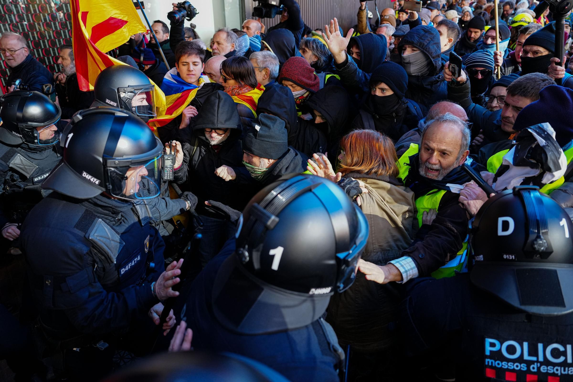 Tensió davant del consolat francès de Barcelona