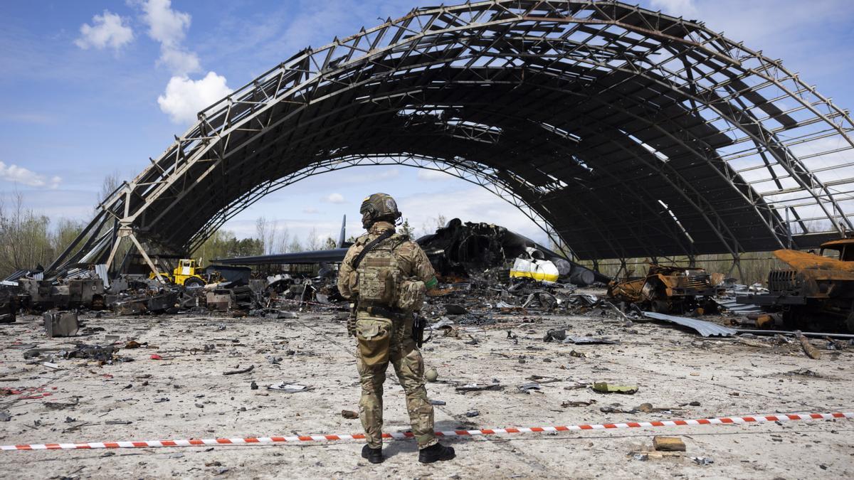 Los escombros de un avión de carga yacen esparcidos alrededor de un hangar de aviones destruido en Kiev.