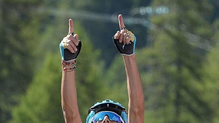 Nibali apunta con sus dedos al cielo al ganar la etapa. // Efe