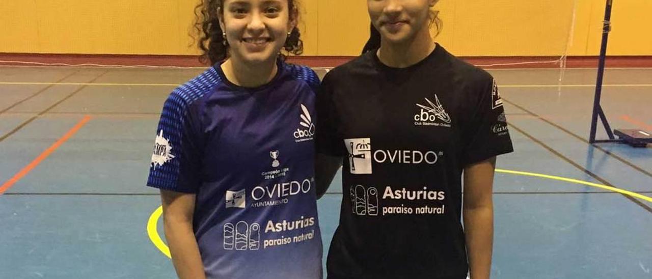 María Delia Zambrano y Juliana Viana, del Bádminton Oviedo, y Juan Felipe Noguera, jugador que está a prueba.