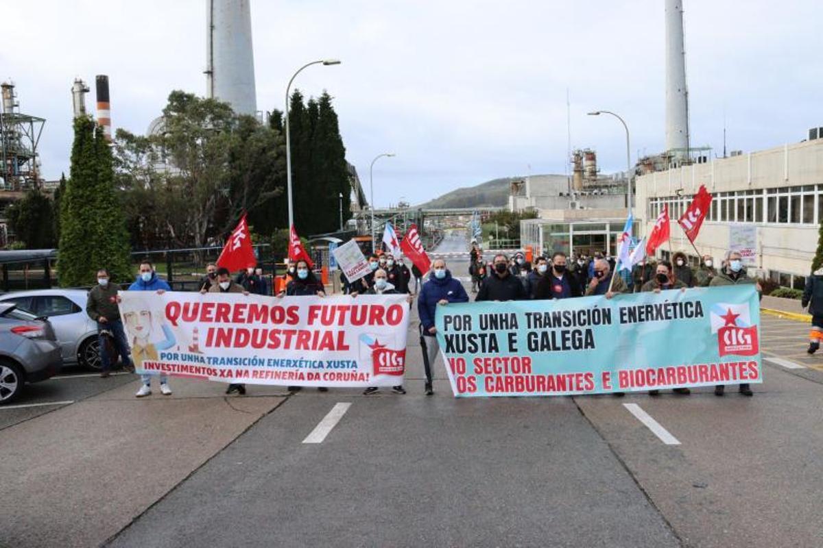 Trabajadores, ayer a las puertas de la refinería de Repsol en A Coruña en una protesta convocada por la CIG. | // L.O.