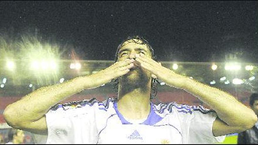 Raúl González lanza besos a los seguidores madridistas tras el triunfo ante Osasuna en el Reyno de Navarra.