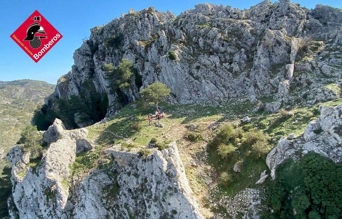 Otra imagen del rescate en la escarpada cima