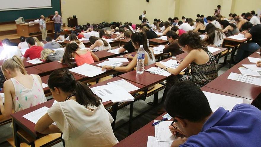 Alumnos hacen las pruebas de Selectividad.