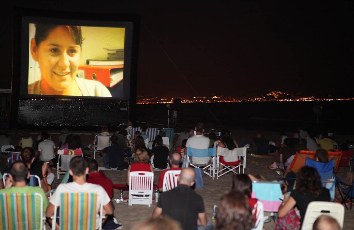 Proyección en la playa de Arenales