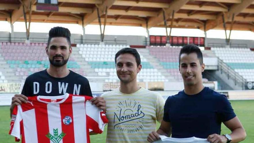 De izquierda a derecha, Revi, el director técnico Manu Álvarez y Diego Ortiz.