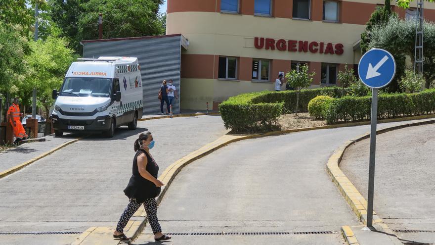 Un cacereño pasa 48 horas en Urgencias: «Nos pidieron firmar un alta voluntaria porque no había camas»