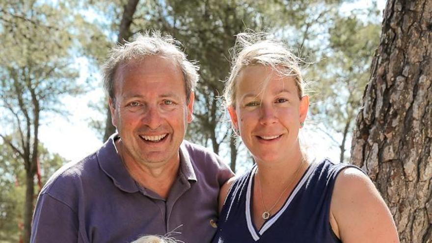 Theo, con camiseta blanca y la medalla, con sus padres y su hermano.