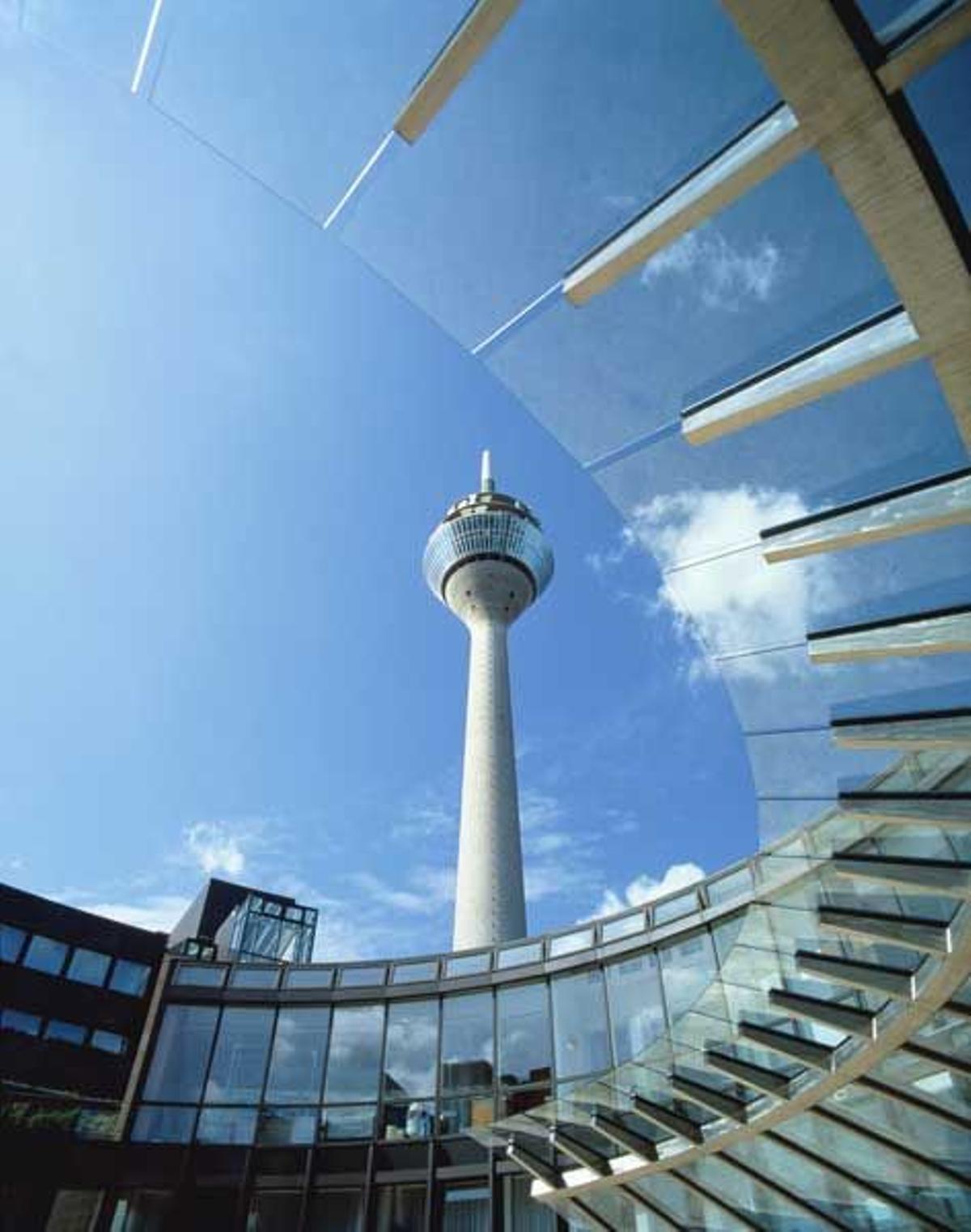 Torre de Comunicaciones en el Puerto de medios de comunicación de Dusseldorf.