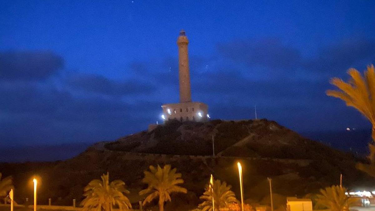 El emblemático Faro de Cabo de Palos, fotografiado apagado este lunes por la noche.