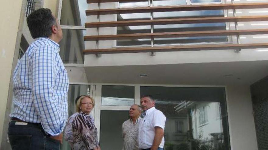 Manuel Cuiña (dcha.) visitó el edificio con responsables de las obras y directivos de Vista Alegre.
