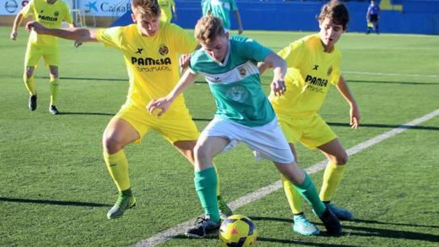 Juampe Pérez y Eric Primo presionan a un jugador del Tavernes.