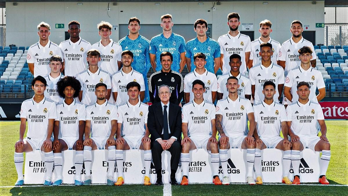 El presidente Florentino Pérez se retrató el viernes con los integrantes del Castilla antes de viajar a Elda.