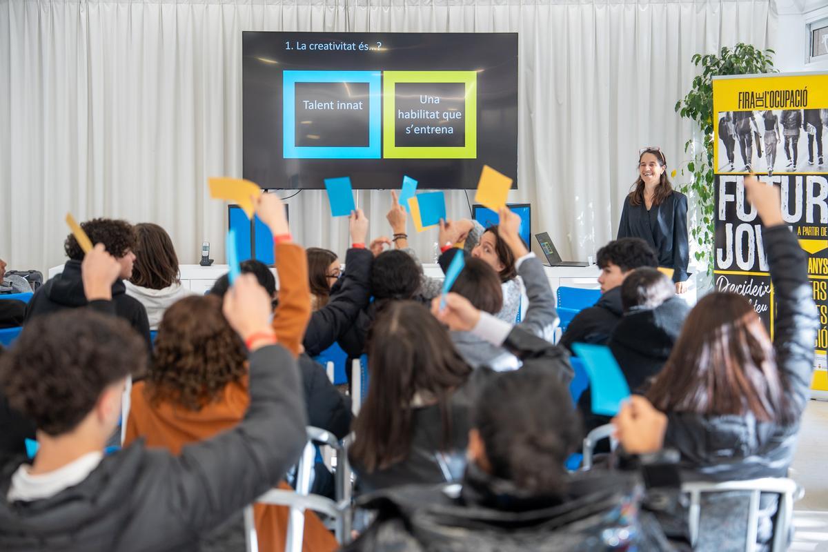 Participants en la fira d'ocupació de la Cambra de Comerç de Sant Feliu de Guíxols.