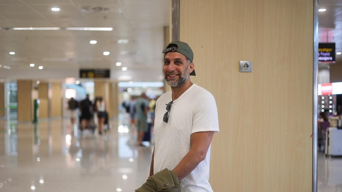Gal, en el aeropuerto de Ibiza a punto de coger el avión de vuelta a casa.