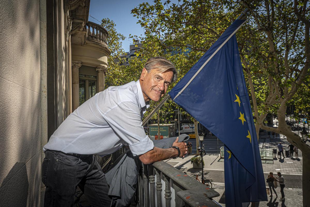 Juan Fernando López Aguilar posa para la entrevista con EL PERIÓDICO, en la oficina del Parlamento Europeo de Barcelona.