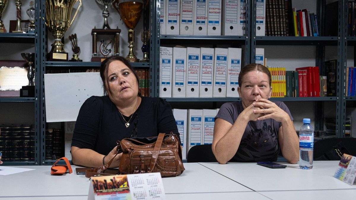 A la izquierda, Vernónica González, presidenta del comité de empresa de Atende, del Servicio de Ayuda a Domicilio en Santa Cruz.
