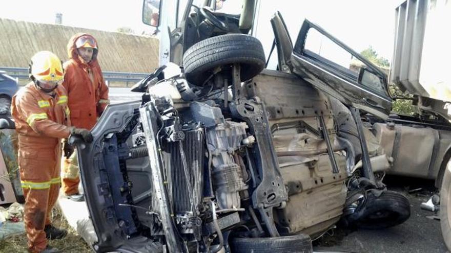 Estado del turismo tras el chocar con un camión en la CV-35 a su paso por el término de Paterna.