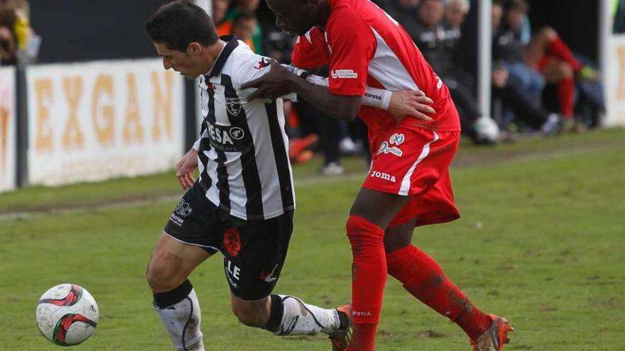 Jorge protege el balón ante un defensa de la Cultural.