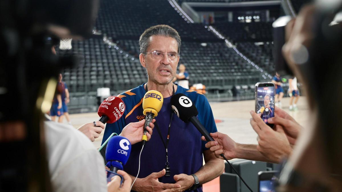 Pedro Martínez comparece ante los medios de comunicación antes del inicio del playoff