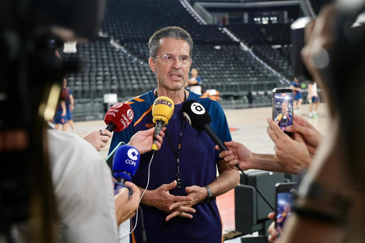 Pedro Martínez atiende a la prensa tras en el entrenamiento en el Roig Arena.