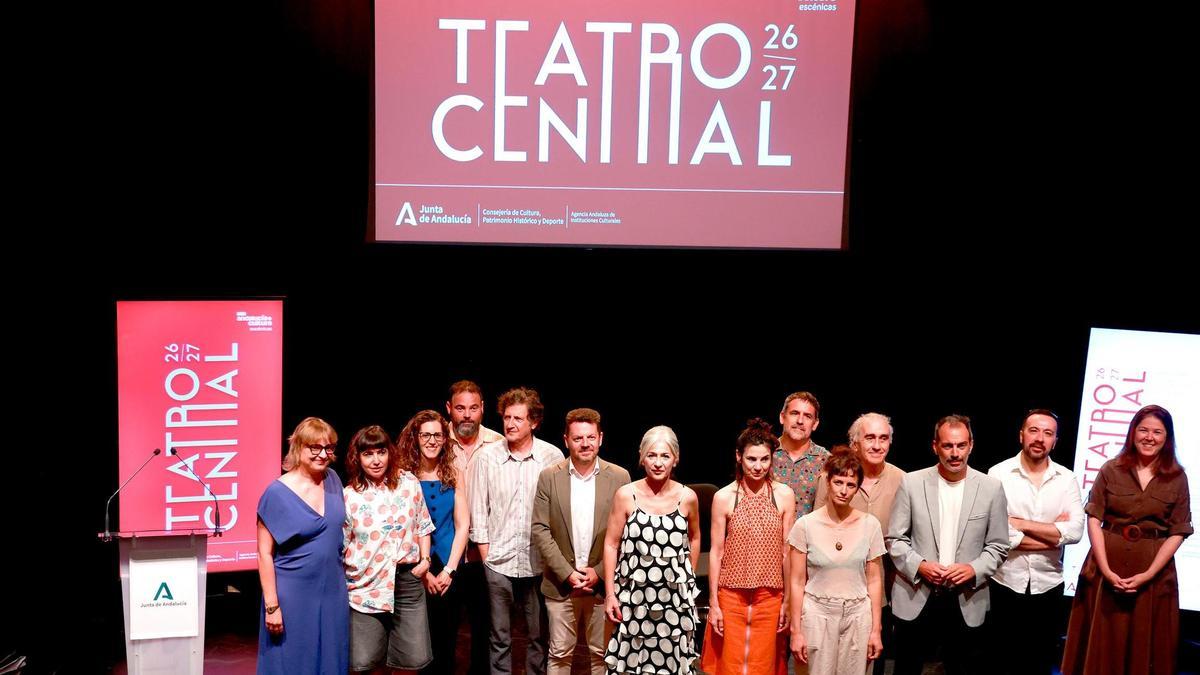 La consejera de Cultura, Patrimonio Histórico y Deporte, Patricia del Pozo (7i), durante la presentación de la temporada 2026-2027 del Teatro Central de Sevilla este jueves.