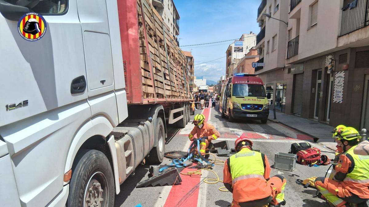 Los bomberos en el lugar del accidente de Vilamarxant.
