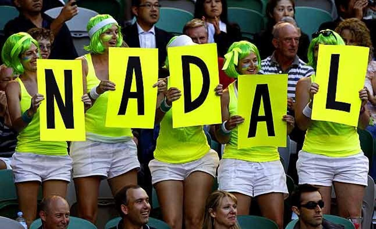 Les fans de Rafa Nadal animen el tennista durant un partit contra el croat Marin Cilic, en el torneig de tennis Open d’Austràlia a Melbourne (Austràlia).