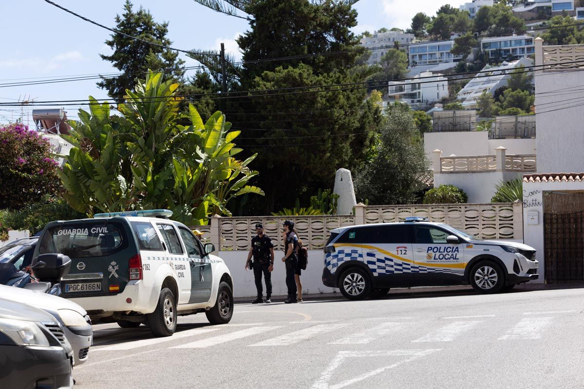 El despliegue policial por el hombre atrincherado en su piso en Ibiza, en imágenes